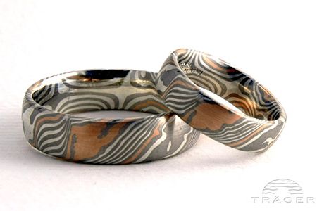 Trauringe nach japanischer Art: Mokume Gane Ringe vom Edelmetallschmied ein Paar mehrfarbige Trauringe liegen aufeinander